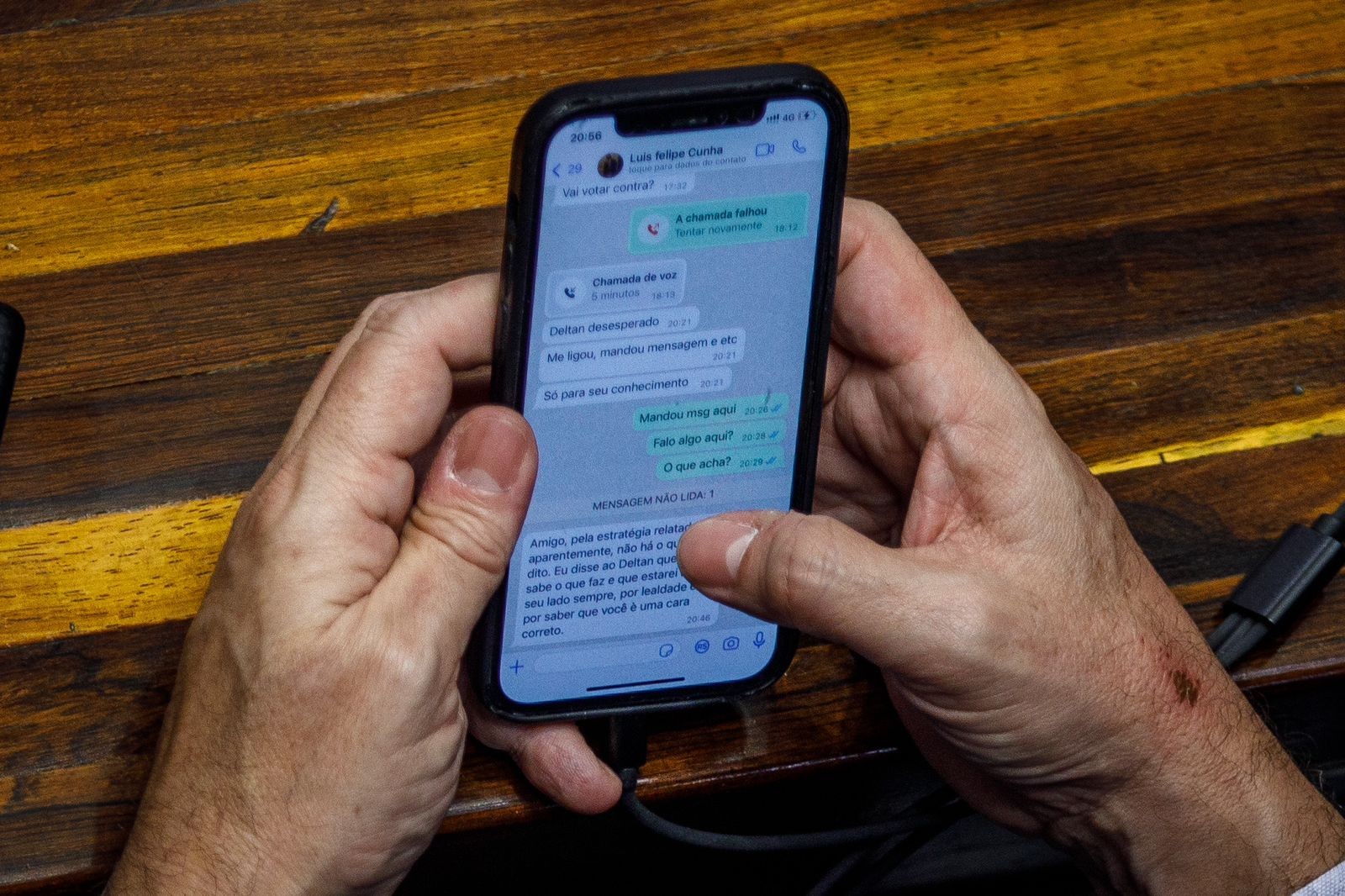 Antes do término da sabatina, o advogado Luis Felipe Cunha, suplente de Moro, pergunta se ele vai "votar contra". Os dois se falam por telefone. Depois, Cunha diz que Deltan Dallagnol está "desesperado"