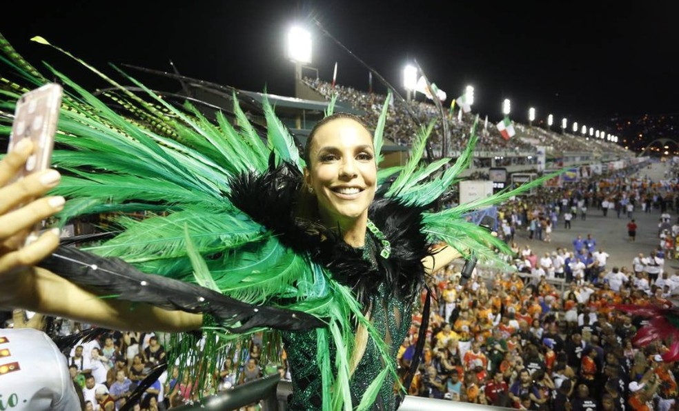 Ivete Sangalo comandou trio na Marquês de Sapucaí no ano em que foi enredo da Grande Rio, em 2017 — Foto: Fabio Guimarães