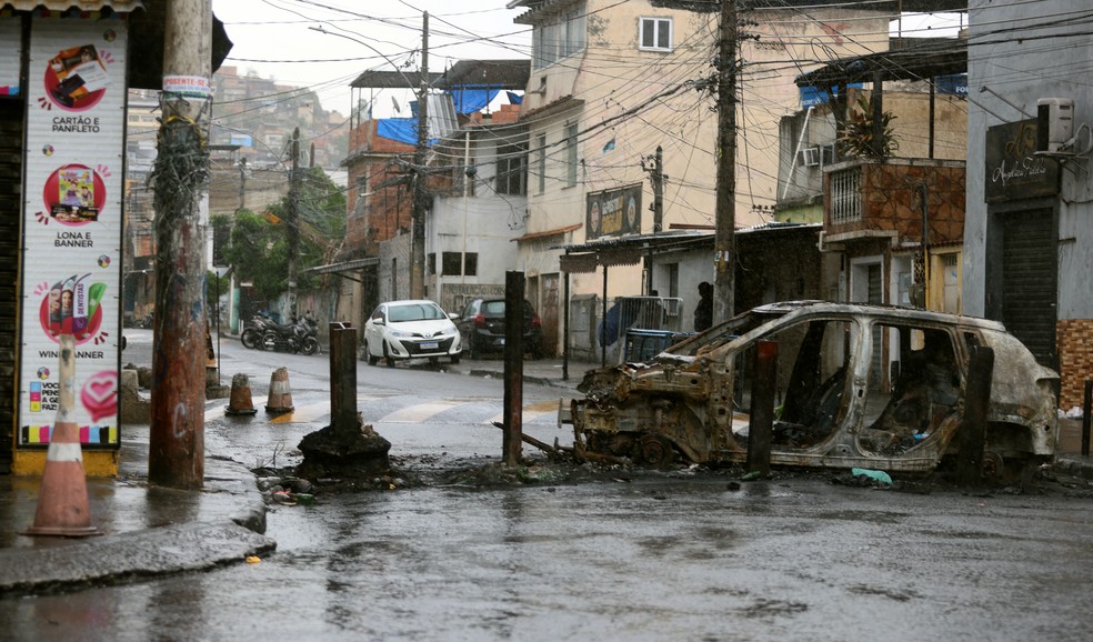 Mesmo acesso à Vila Cruzeiro, na semana passada, com carro queimado usado como barricada — Foto: Fabiano Rocha / Agência O Globo / 31-10-2025