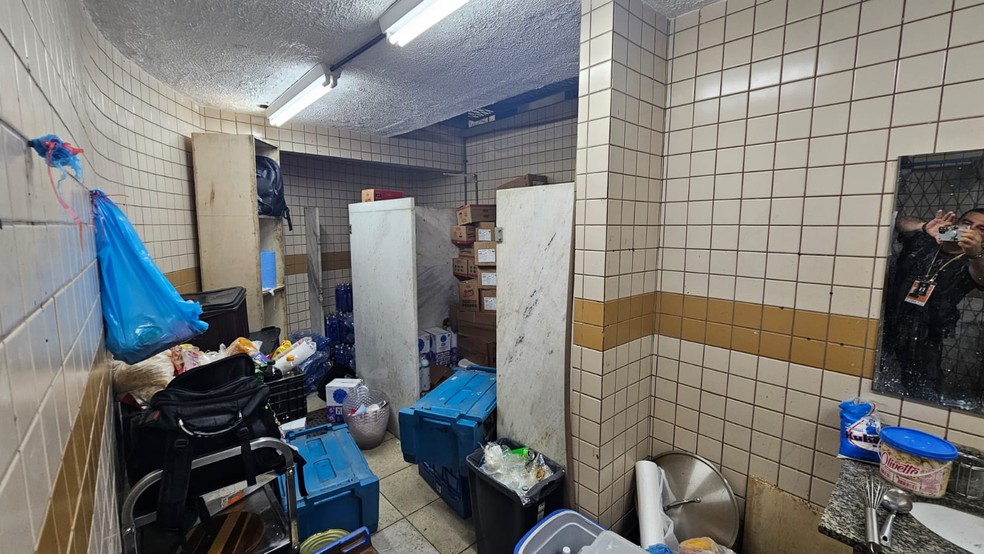 Cabines de banheiro eram usadas para armazenar alimentos — Foto: Divulgação