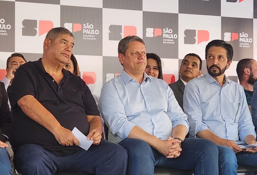 Da esq. para a dir.: Milton Leite (União Brasil), Tarcísio de Freitas (Republicanos) e Ricardo Nunes (MDB) em evento nesta sexta