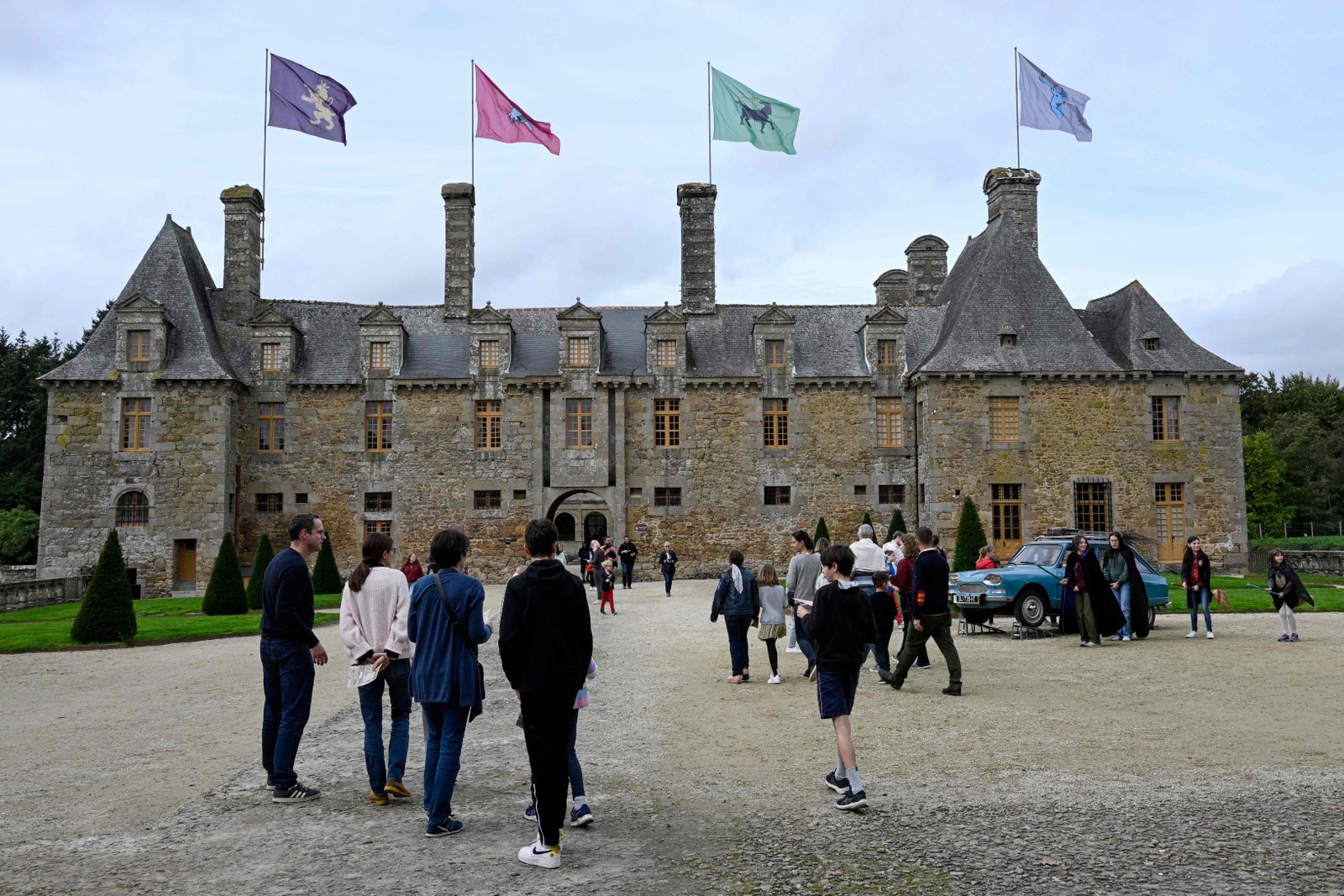 Nas duas semanas em que funcionou, a escola de bruxaria no Château du Rocher-Portail atraiu cerca de 13 mil visitantes — Foto: Damien Meyer / AFP