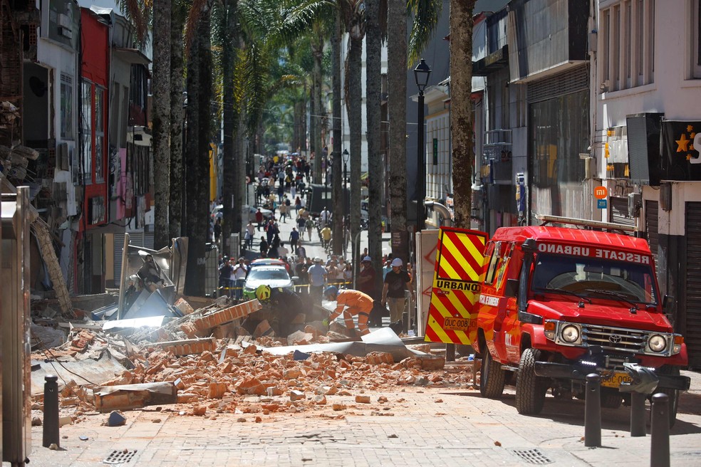 Equite de resgate trabalha em escombros de pr&eacute;dio parcialmente destru&iacute;do ap&oacute;s terremoto em Manizales, na Col&ocirc;mbia &mdash; Foto: John BONILLA / AFP