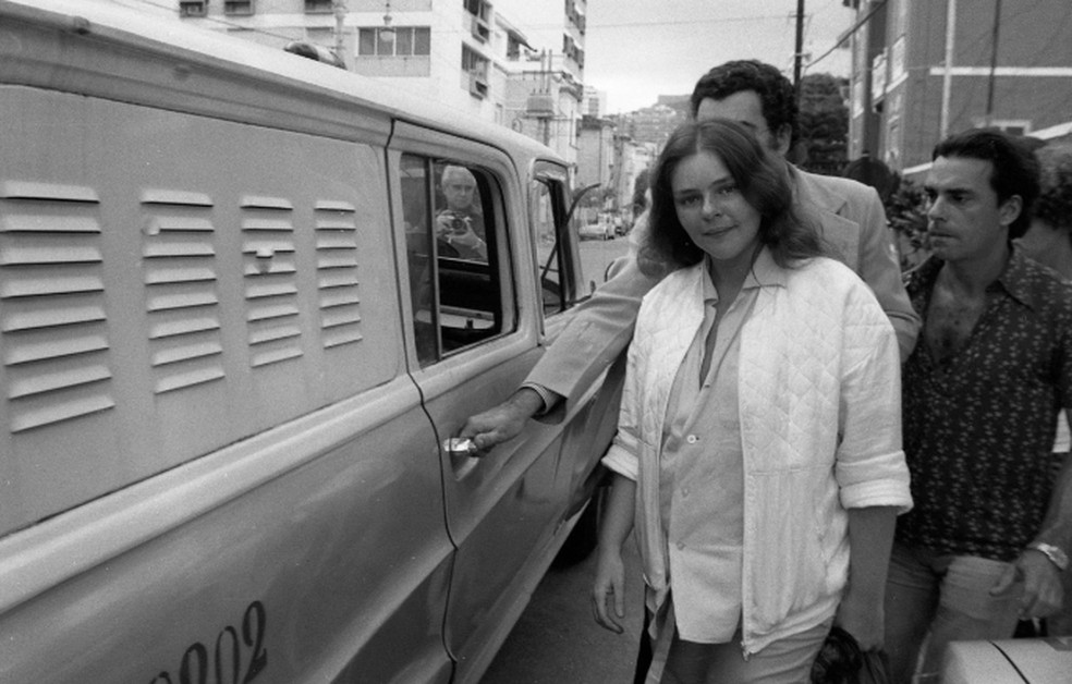 Angela Ro Ro sendo conduzida para delegacia após briga com Zizi Posse — Foto: Sebastião Marinho