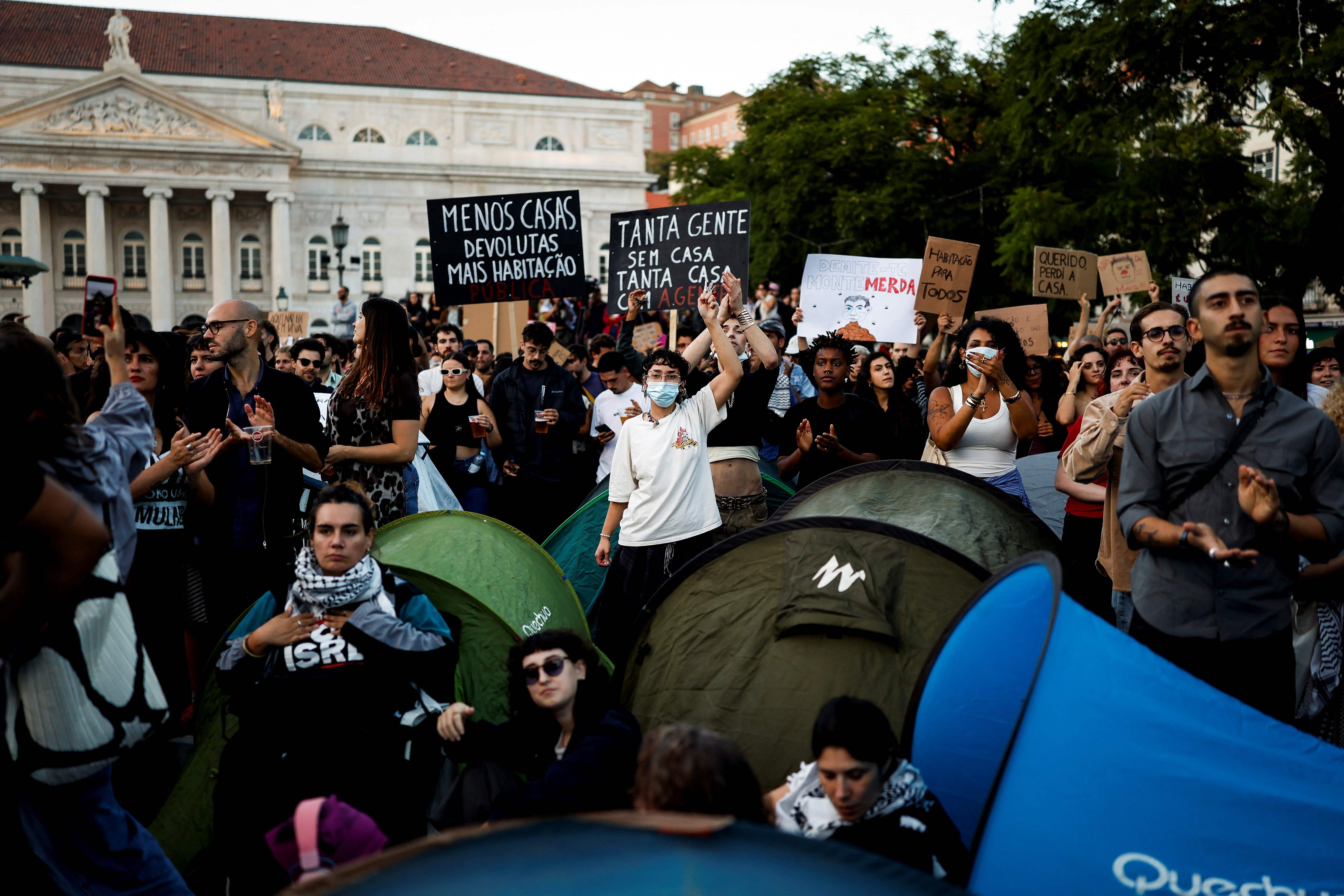 Manifestantes acampam na Praça do Rossio, em Lisboa, em protesto por preço de moradia no país