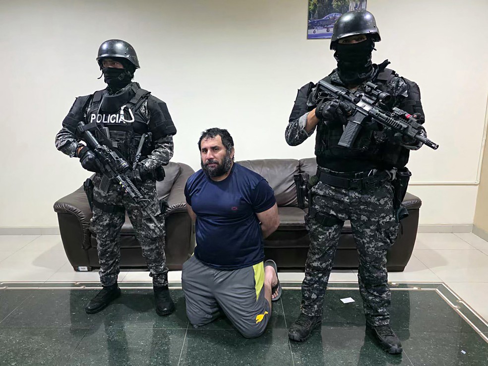 Imagem divulgada pelo Exército do Equador mostra o narcotraficante Adolfo Macías, o Fito (C), sob custódia após ser recapturado em Manta, na província de Manabí, em 25 de junho de 2025 — Foto: Exército do Equador / AFP