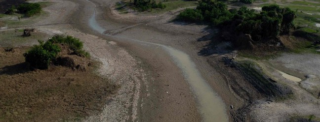 Vista a&eacute;rea do Rio Negro com n&iacute;veis de &aacute;gua muito baixos no Distrito de Cacau Pirera, em Iranduba, estado do Amazonas, em 25 de setembro de 2023 &mdash; Foto: Michael Dantas / AFP