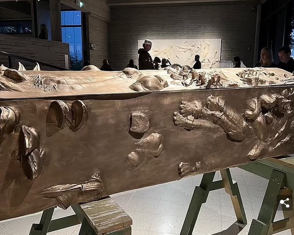 Mais uma escultura de Brad Pitt no museu finlandês — Foto: Reprodução Instagram