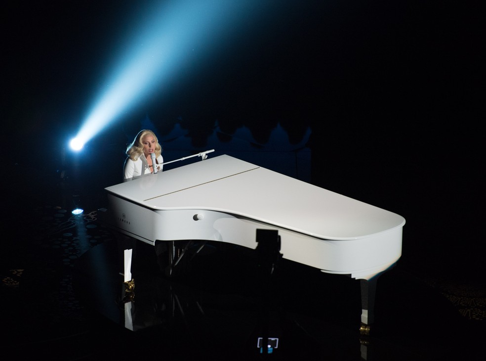 Lady Gaga se apresenta na cerimônia do Oscar, em fevereiro de 2016 — Foto: Valerie Durant / ©A.M.P.A.S.