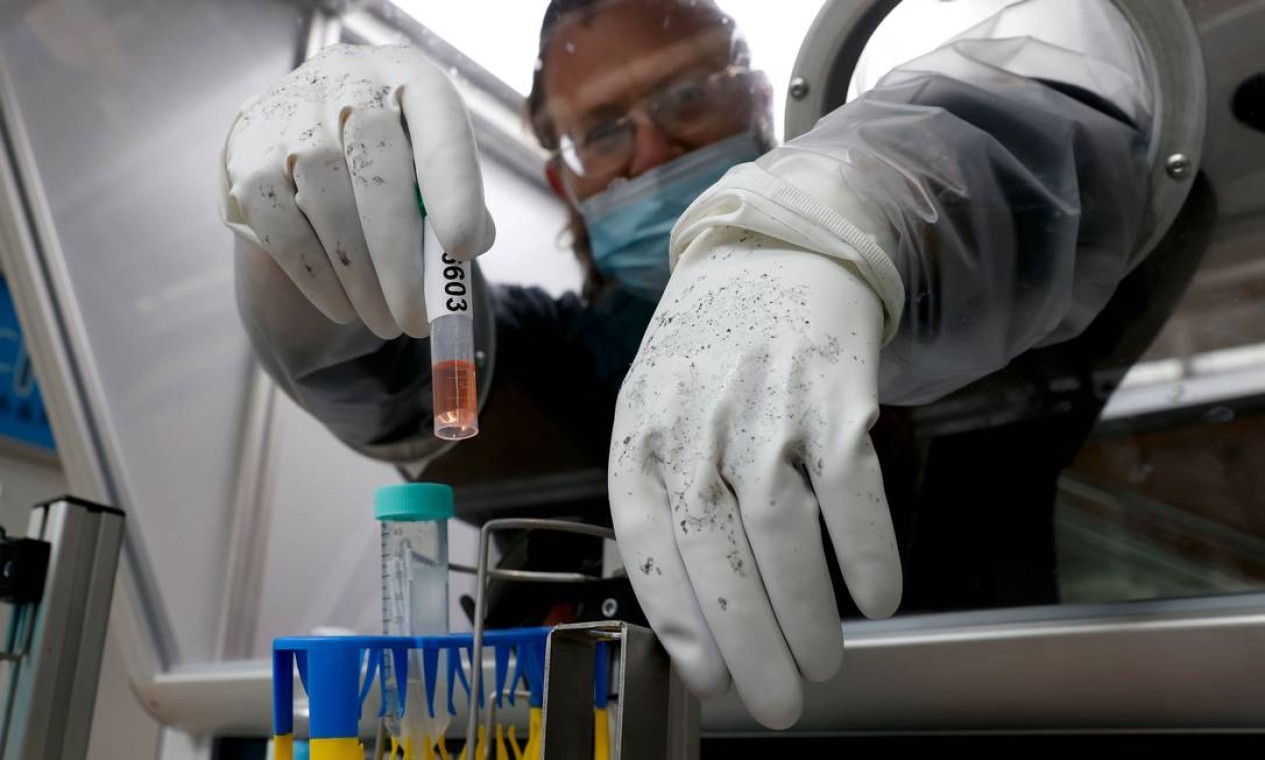Médico manuseia amostra de de testes rápidos de coronavírus no Aeroporto Ben-Gurion de Israel, em Lod, perto de Tel Aviv, Israel — Foto: JACK GUEZ / AFP