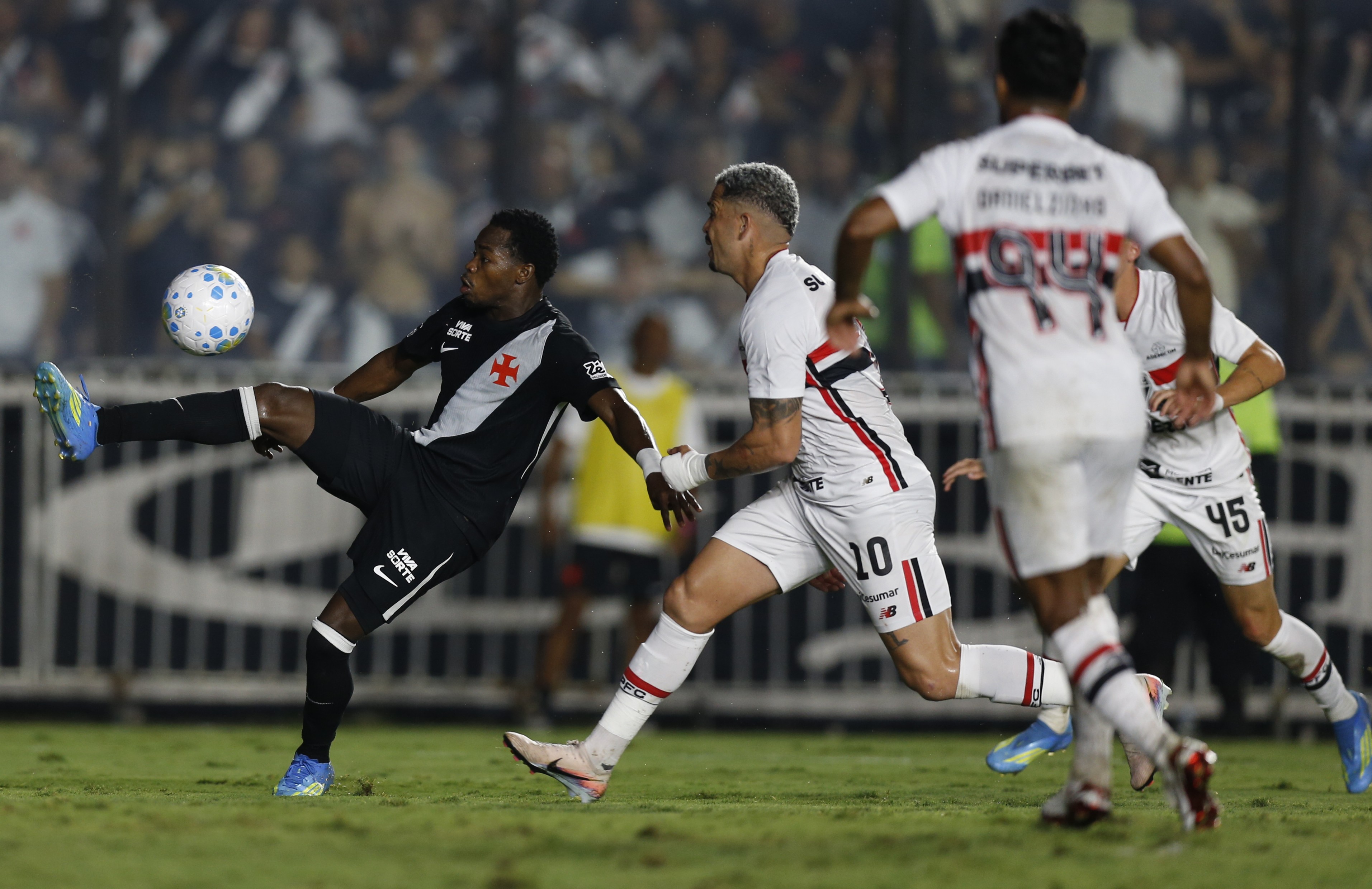 Vasco sai atrás, mas reage no segundo tempo e vence de virada o São Paulo, em São Januário, pelo Brasileiro