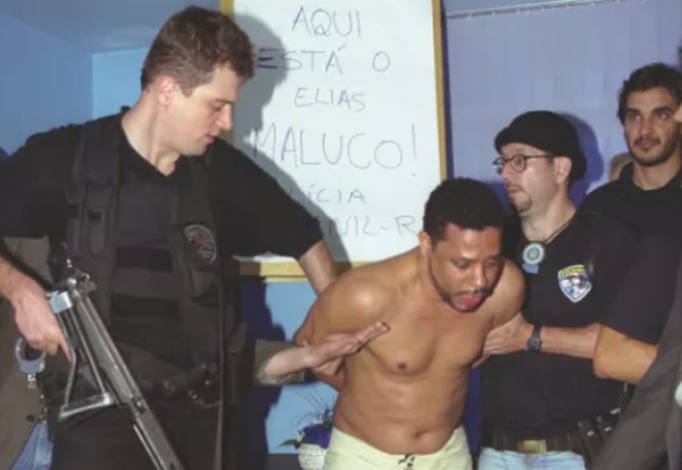 Elias Maluco ao ser preso pela morte de Tim Lopes, em 2002 — Foto: Domingos Peixoto