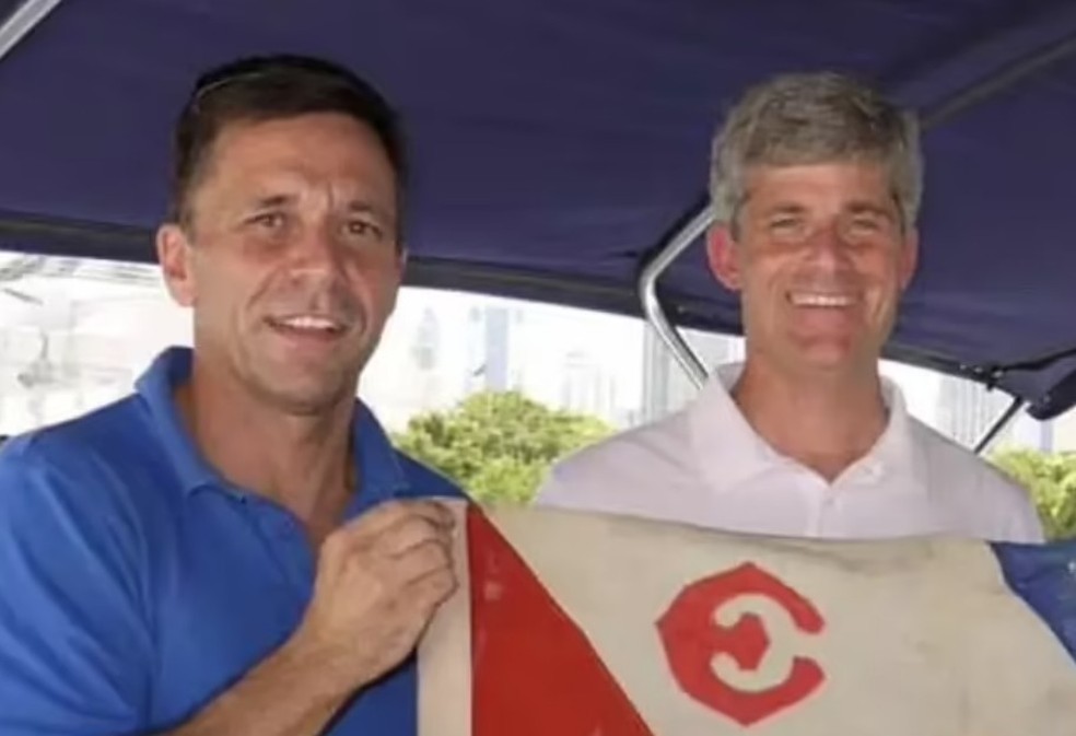 Söhnlein (à esquerda) com o cofundador da OceanGate, Stockton Rush, que morreu no ano passado quando seu submarino Titan implodiu — Foto: OceanGate