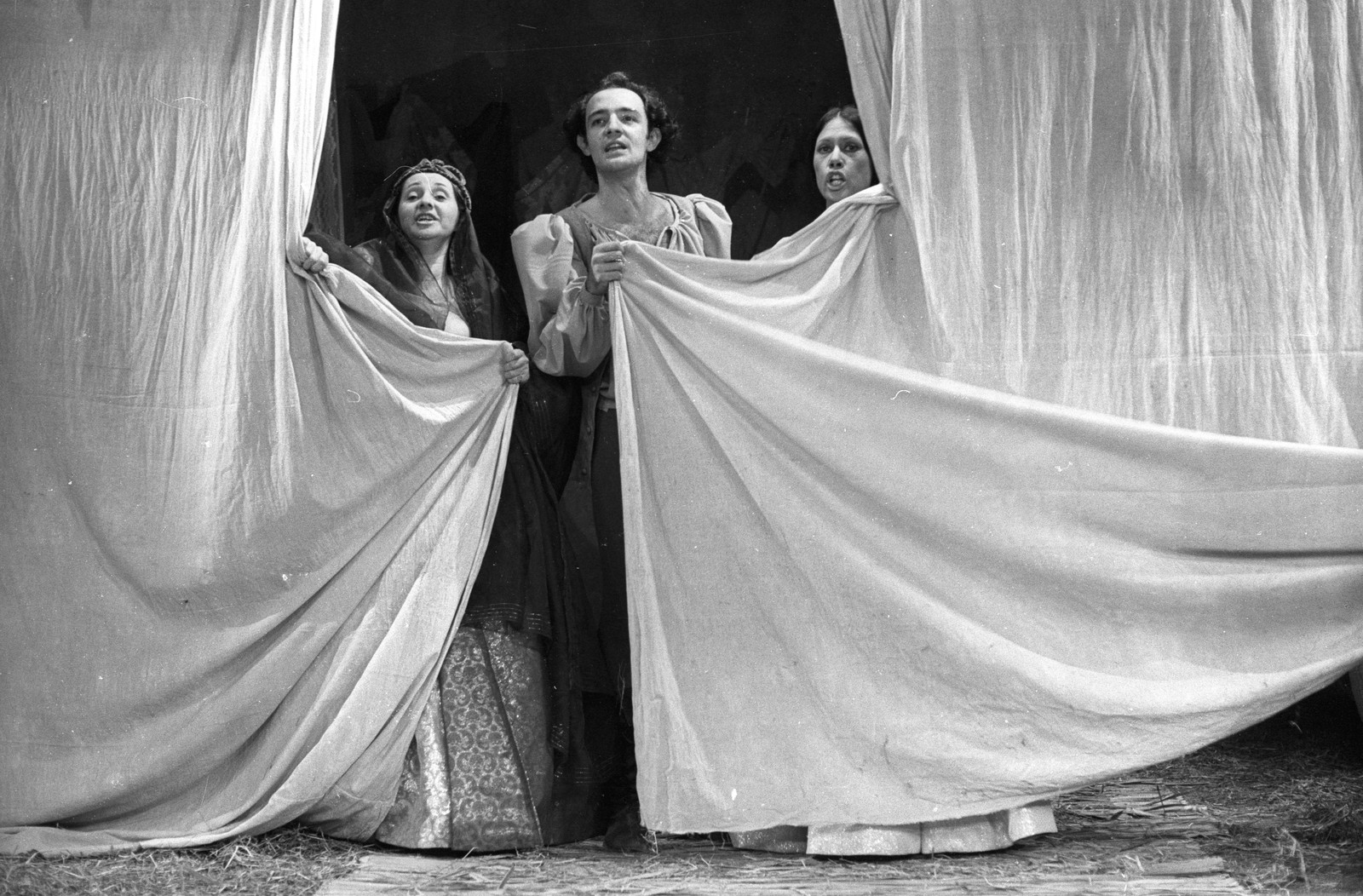 Jogue a cena "Mandrágora": Thelma Reston, Nay Latorraca e Dina Safat - Foto: Arquivo