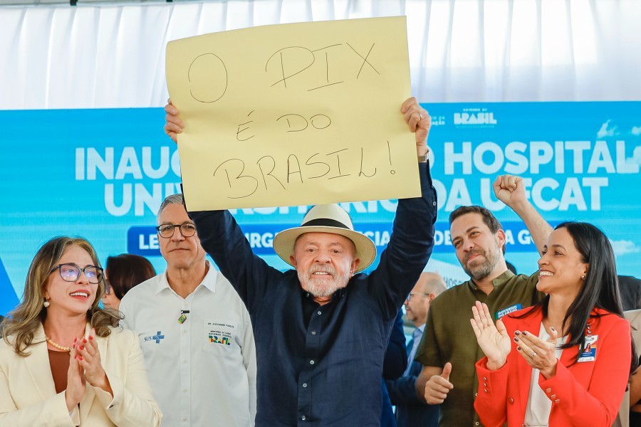 Em grupo de WhatsApp oficial de Lula, post defende Pix e diz que 'Flávio Bolsonaro cria polêmicas lá fora'