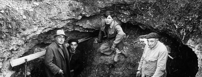 Os momentos iniciais da exploração do sítio que ficou conhecido como Caverna de Lascaux — Foto: Divulgação/Ministério da Cultura da França