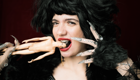 Em uma fusão de circo e teatro, o monólogo provocativo desafia o machismo e os papéis de gênero