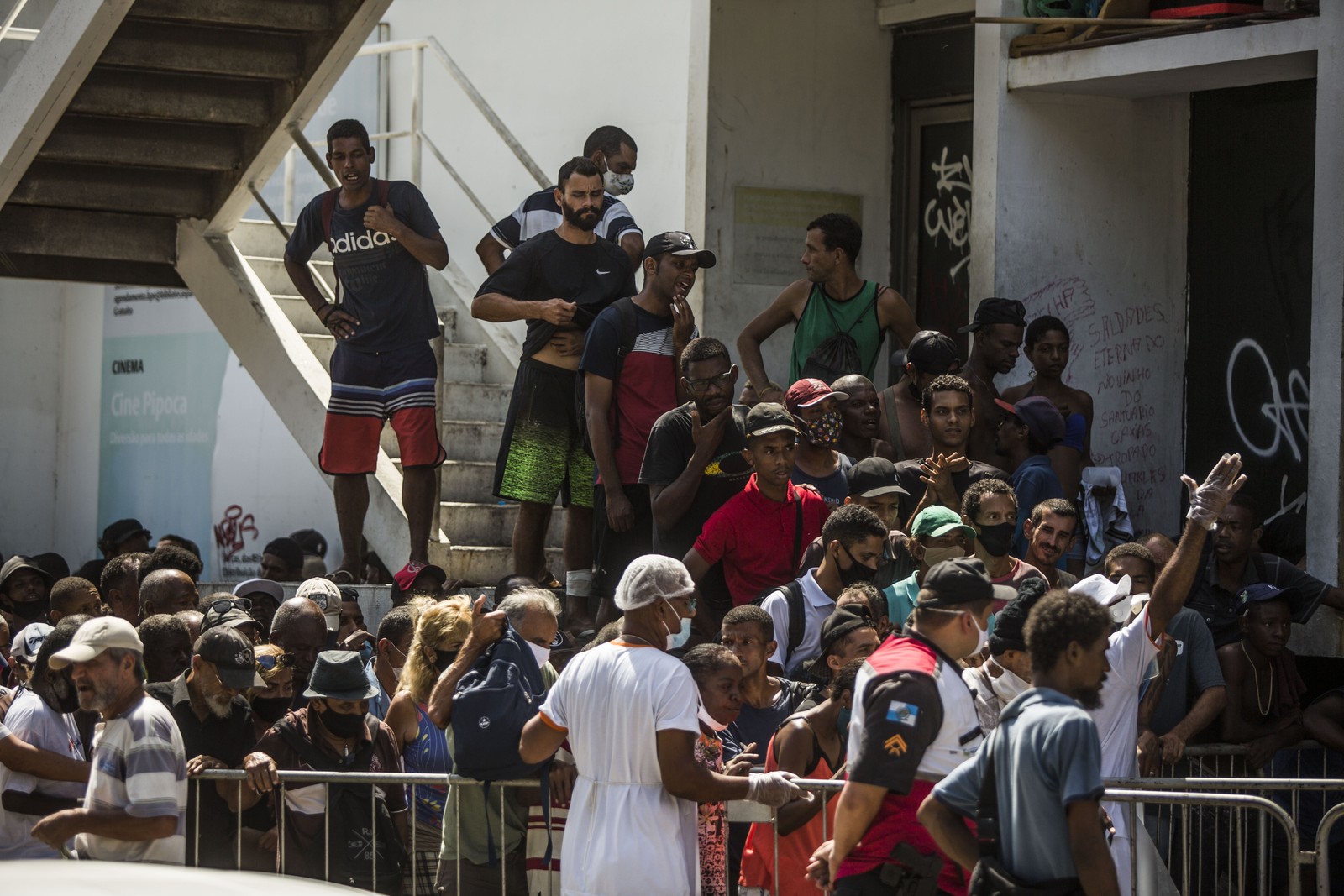Pessoas se aglomeram à espera de uma refeição distribuída pela Fundação Leão XIIIAgência O Globo