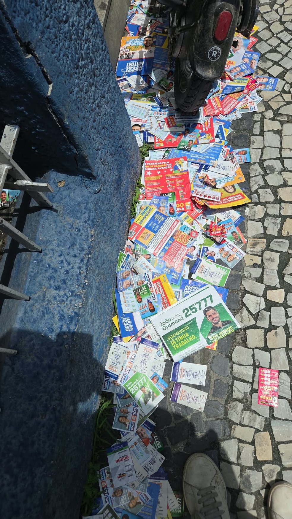Derrame de santinhos políticos nos arredores da Unisuam, em Bonsucesso, o maior ponto de votação do Rio de Janeiro — Foto: Amanda Rosa/Agência O Globo
