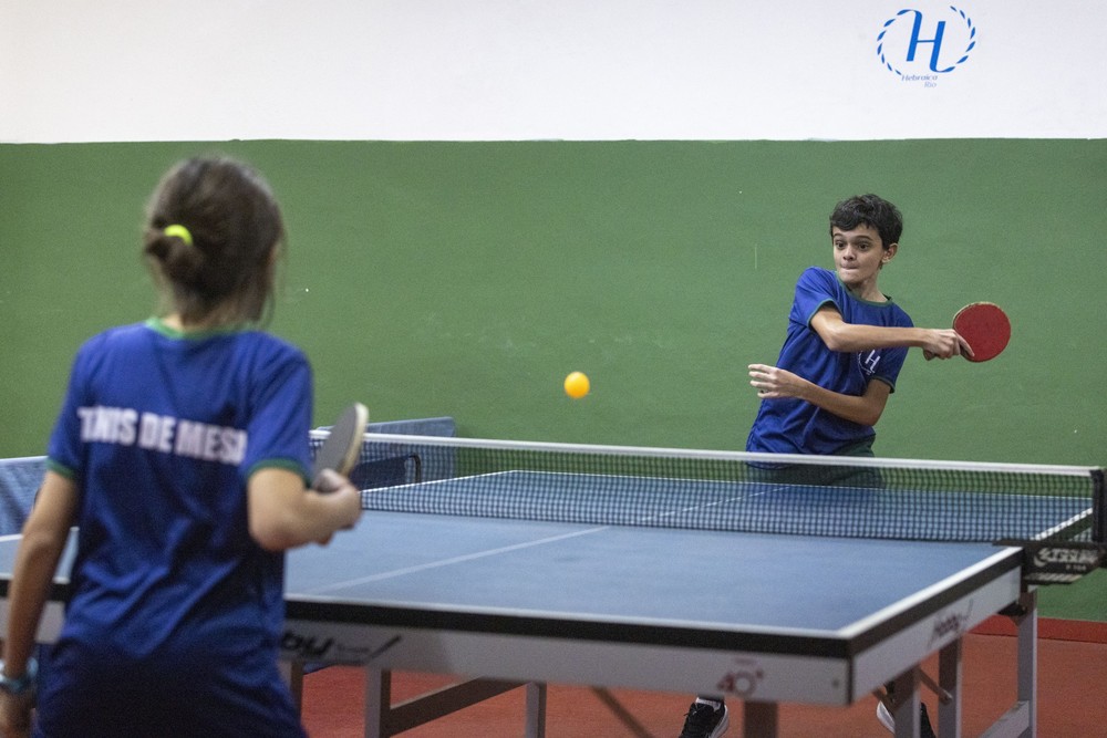 Crianças treinando em escolinhas de esportes