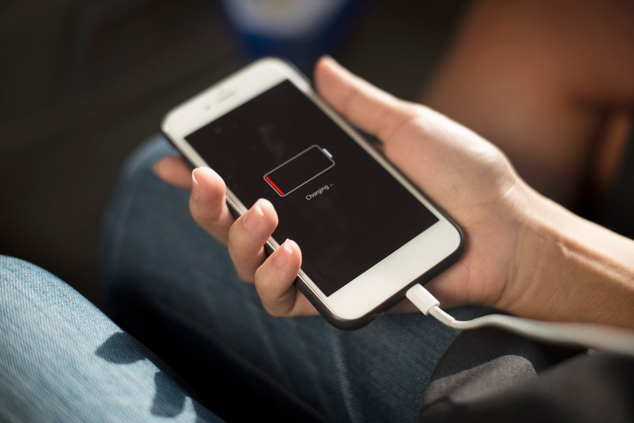 Os 5 hábitos que fazem a bateria do celular durar menos e carregar devagar