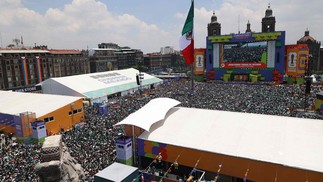 Pessoas se reúnem no Festival de Fãs da FIFA na Praça Zócalo antes da partida entre México e África do Sul, na Cidade do México — Foto: LUIS CORTES / AFP