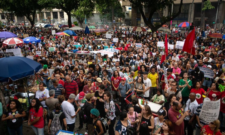 Manifestantes começam a lotar a Avenida Presidente Vargas, no centro do Rio Agência O Globo