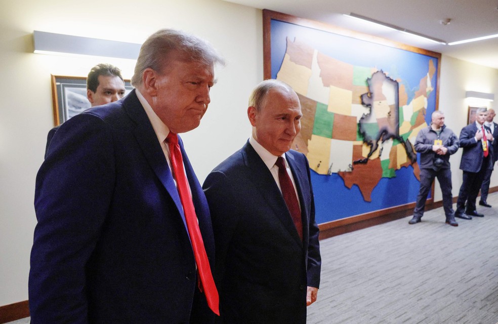 Presidentes dos EUA, Donald Trump (E), e da Rússia, Vladimir Putin, após reunião bilateral no Alasca — Foto: Gavriil GRIGOROV / POOL / AFP