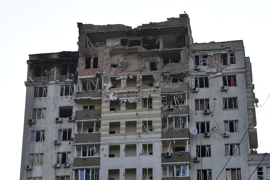 Prédio residencial parcialmente destruído após ataques noturnos de drones russos em Kiev