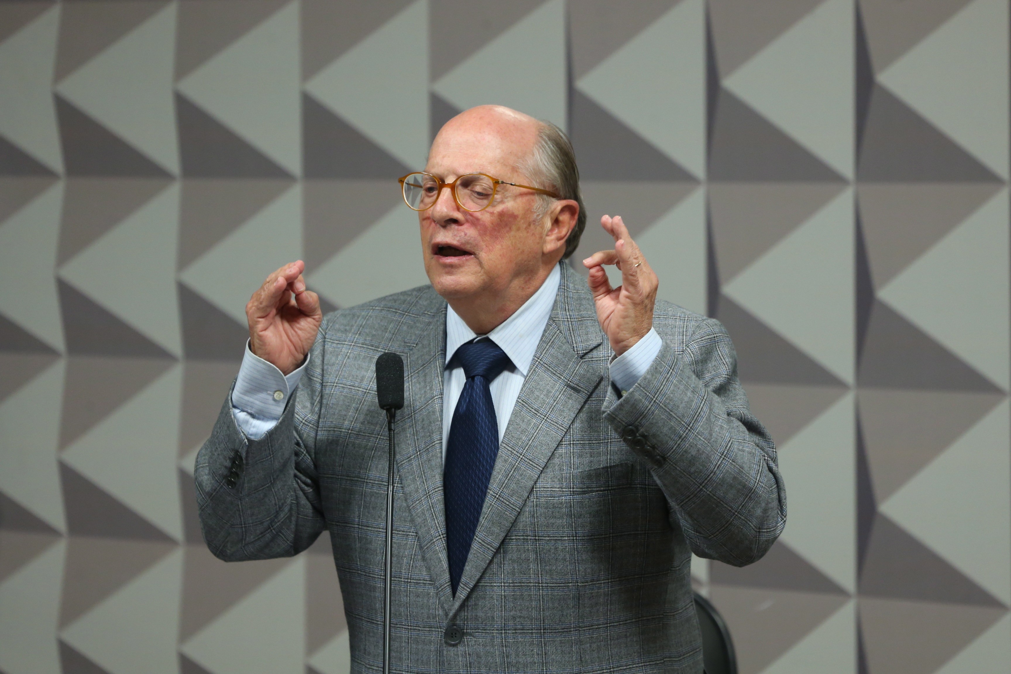Autor de pedido de impeachment de Dilma diz que votar em Flávio é 'legitimar golpe' e pede 'cuidado com o precipício'
