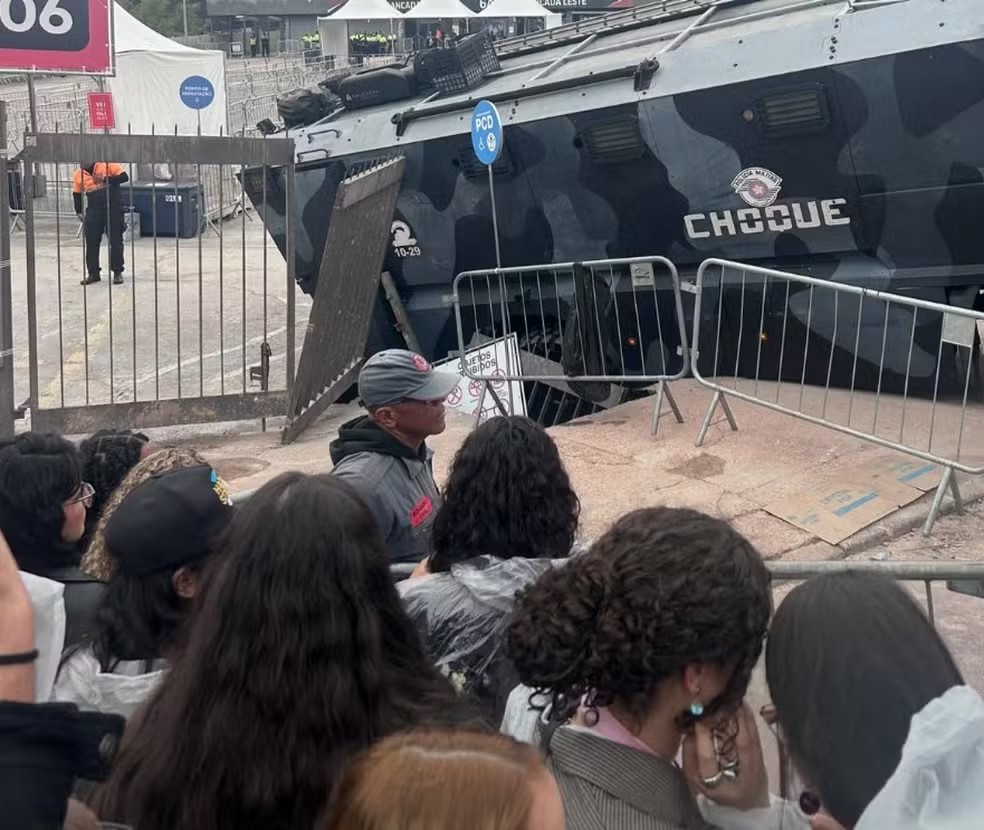 Viatura tomba após calçada ceder em frente ao Morumbis em SP
