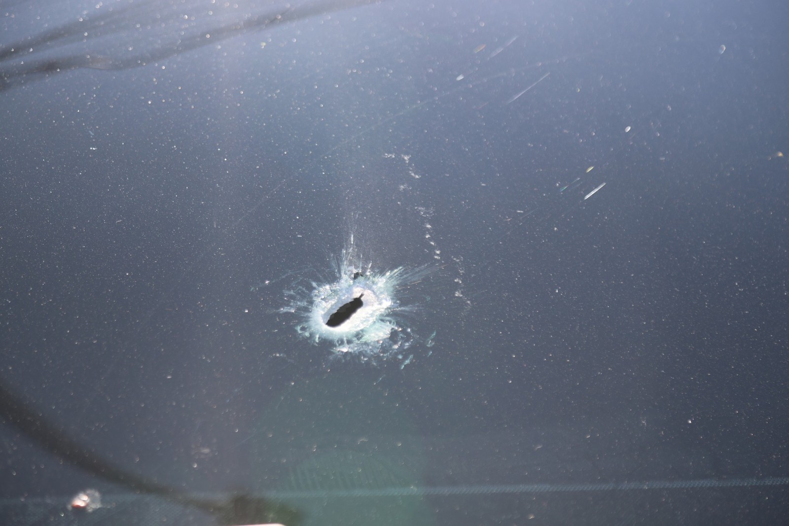 Na foto, Carro em que Daniel Patrício Oliveira, de 29 anos, foi morto a tiros na Pavuna — Foto: Fabiano Rocha / Agência O Globo