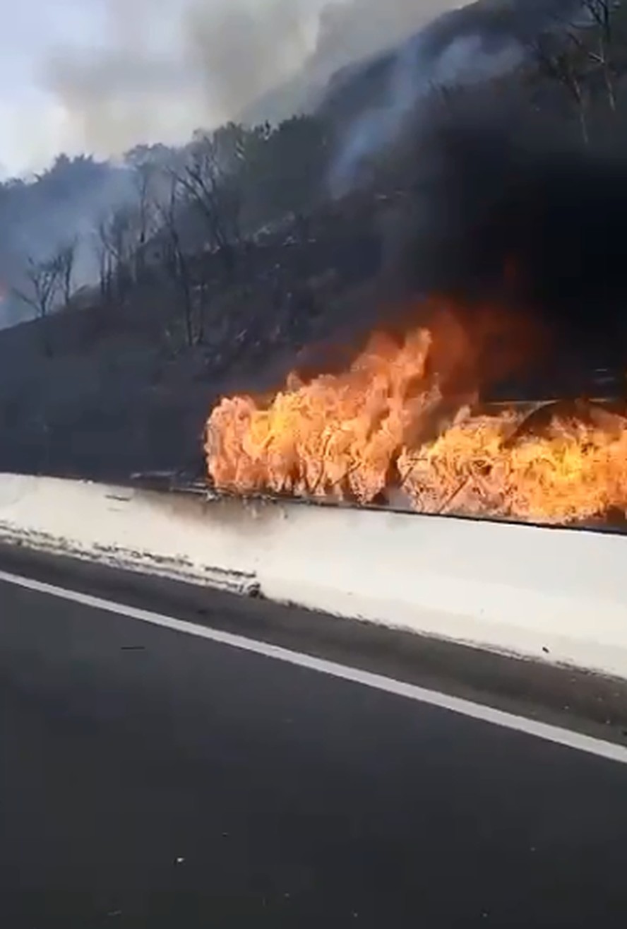 Incêndio destrói carreta em estacionamento de fazenda em Cariri do