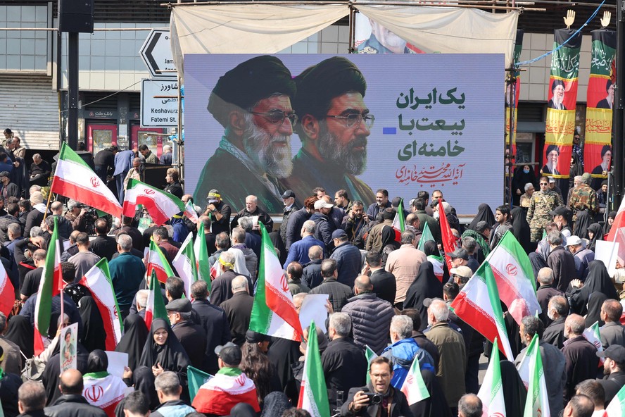 Irã ameaça fechar Estreito de Ormuz e ampliar ataques após advertência de Trump