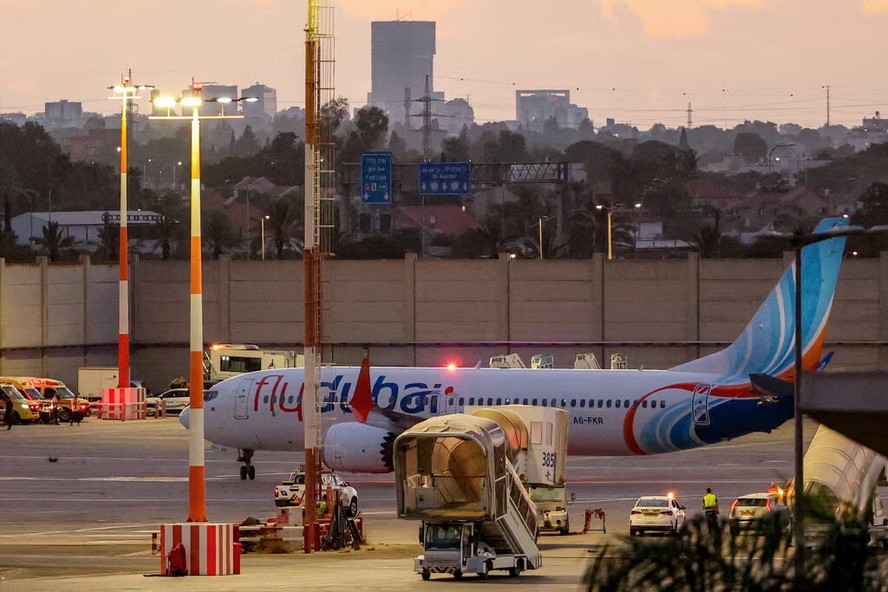 Avião da FlyDubai perto de Tel Aviv, no Aeroporto Internacional Ben Gurion
