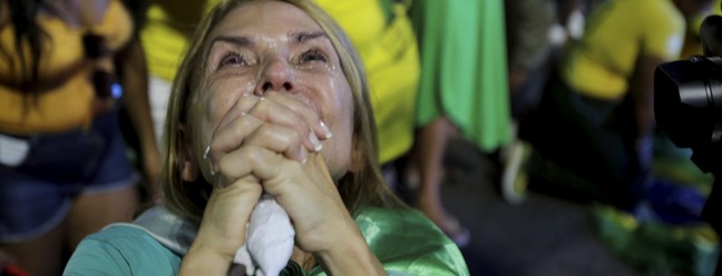 Derrota. Bolsonarista chora com o resultado da apuração do segundo turno — Foto: Alexandre Cassiano/Agência O Globo