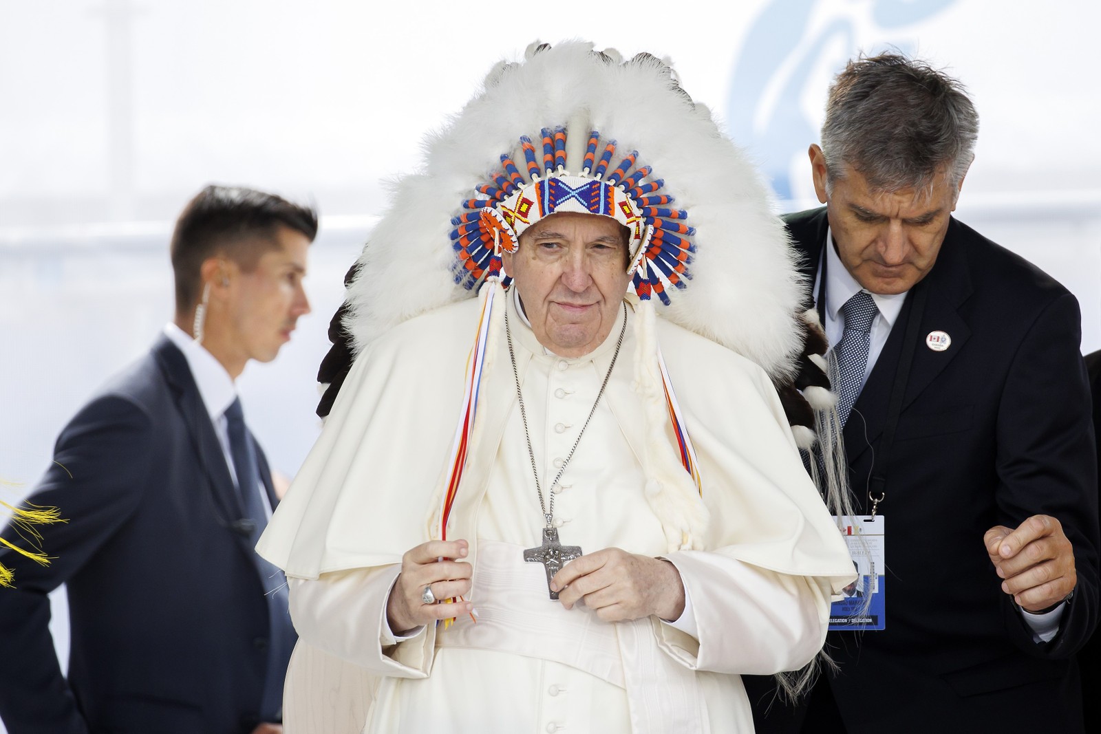 O Papa Francisco usa um cocar tradicional que lhe foi dado por líderes indígenas após seu pedido de desculpas durante sua visita em Maskwacis, Canadá. — Foto: Cole Burston/Getty Images/AFP