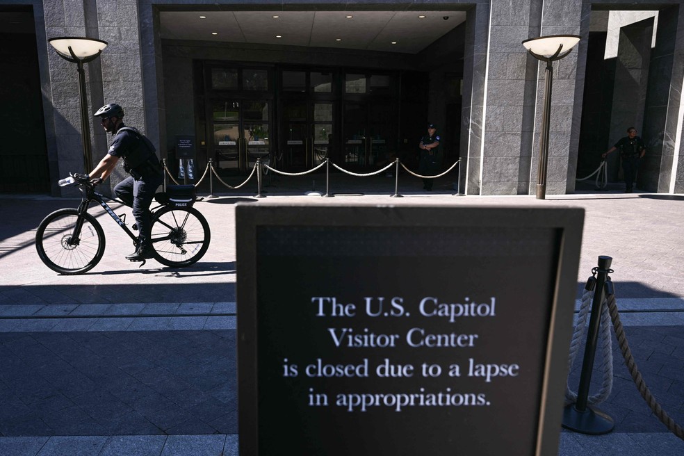Fechamentos não são incomuns em Washington, politicamente dividida; no entanto, esta é a primeira vez que isso ocorre desde a paralisação recorde de 35 dias em 2019 — Foto: Chip Somodevilla/AFP