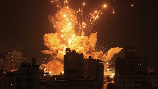 Explosão de um míssel na Faixa de Gaza em conflito entre Israel e Hamas — Foto: MAHMUD HAMS / AFP