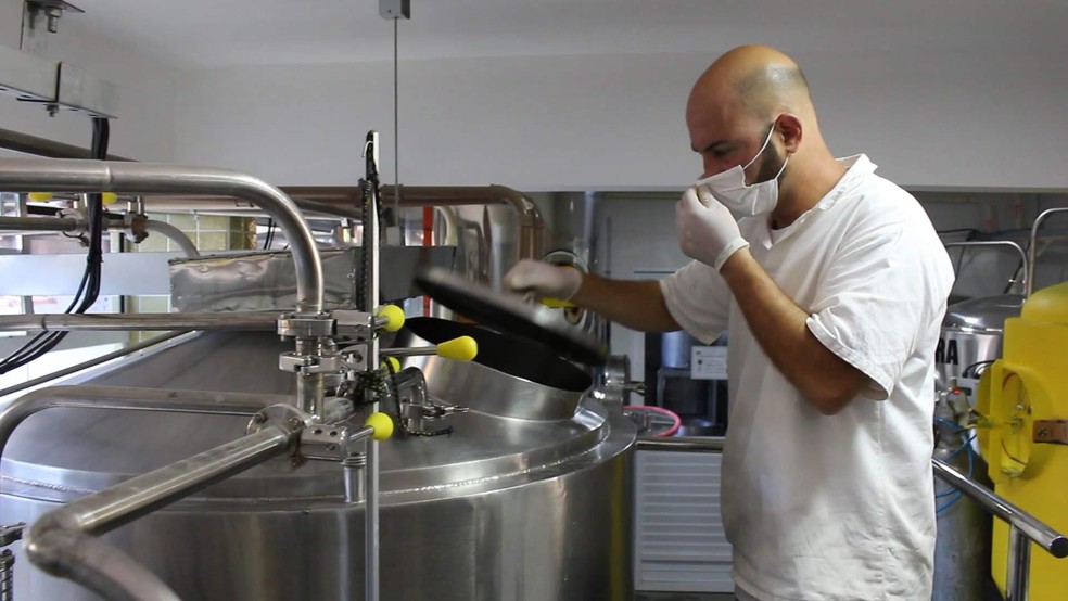 Controle de qualidade. Gustavo Ranzato inspeciona um tanque de produção: “A cerveja é viva, como nós” — Foto: DIVULGAÇÃO/THOMAZ DA MOTA