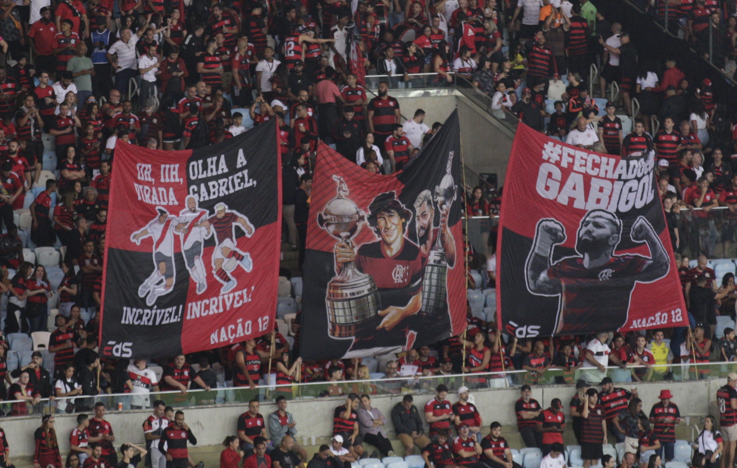 Fechado com o Gabigol: torcida do Flamengo leva bandeira de apoio ao atacante para o Maracanã