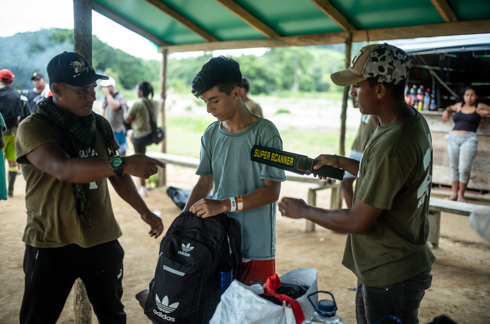 Migrantes são examinados em busca de armas após chegarem ao campo de migrantes Las Tecas em Acand’, Colômbia — Foto: Federico Rios/The New York Times