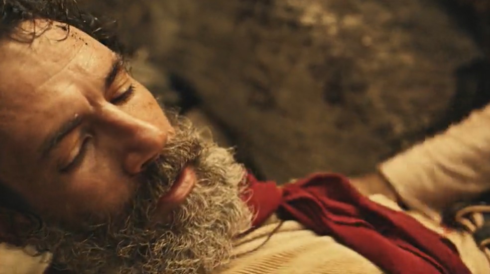 Rafa Sieg na cena da morte de Tatarana em "Guerreiros do Sol" — Foto: Reprodução/Globoplay