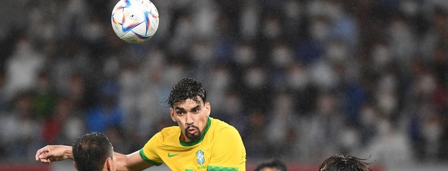 O meia brasileiro Lucas Paqueta cabeceia a bola durante o amistoso internacional — Foto: CHARLY TRIBALLEAU / AFP