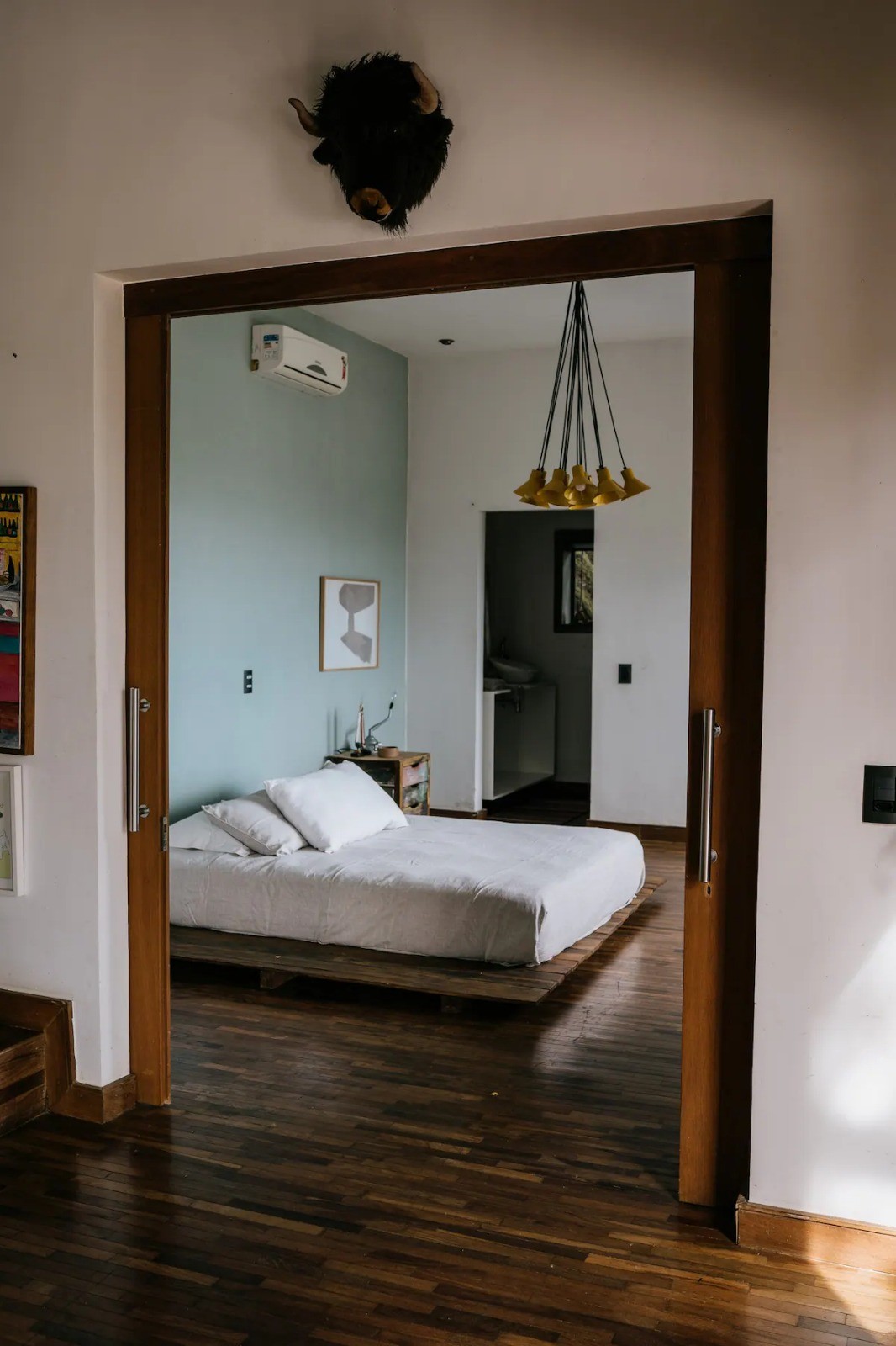 Um dos quartos da casa — Foto: Reprodução/Airbnb