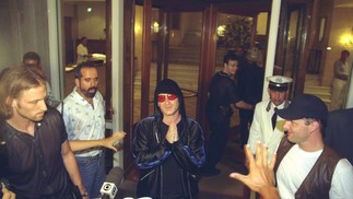 U2 no Copacabana Palace: Bono Vox cumprimenta fãs - Foto Fernando Quevedo