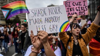 "Sombra nunca fez ninguém menos gay", diz o cartaz em inglês na 23ª Parada do Orgulho em Bogotá, Colômbi — Foto: JUAN BARRETO / AFP