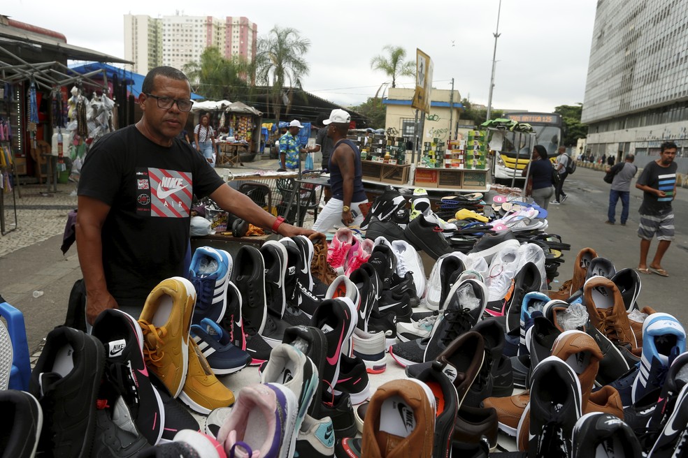 Informal, Sanderson Gomes espera melhora nas vendas nas ruas — Foto: Fabiano Rocha/Agência O Globo