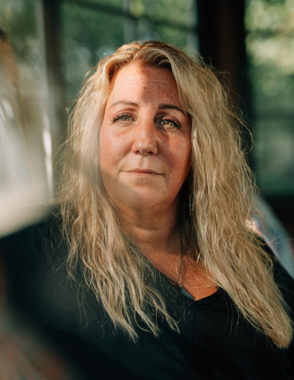 Jennifer Macaluso, que começou a usar maconha aos 40 anos quando um médico sugeriu para ajudar em suas enxaquecas severas, em sua casa em Elgin, Illinois, em 17 de setembro de 2024. A cannabis, agora legal em grande parte do país, é comumente considerada não viciante e segura — mas para alguns usuários, essas suposições são perigosamente erradas — Foto: Kevin Serna/The New York Times