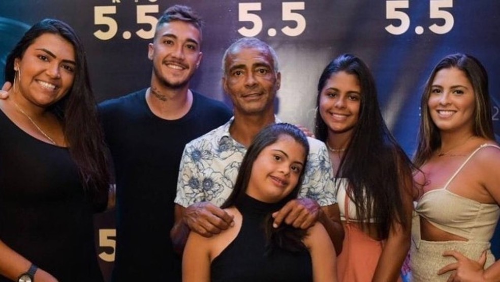 Romário e parte dos seus filhos em seu aniversário de 55 anos — Foto: Reprodução